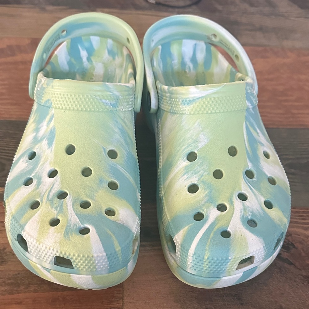 Women’s Size 8 CROCS Aqua and White Clogs